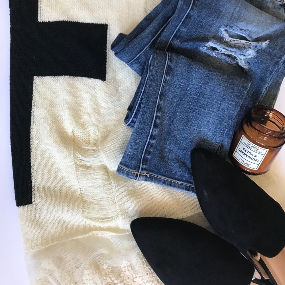 Free flowing sweater with distressing